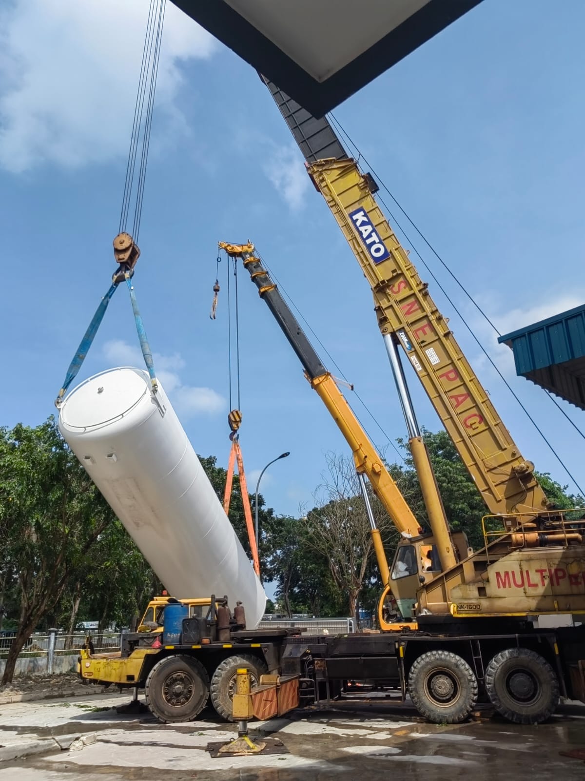 Gas cylinder storage and distribution equipment